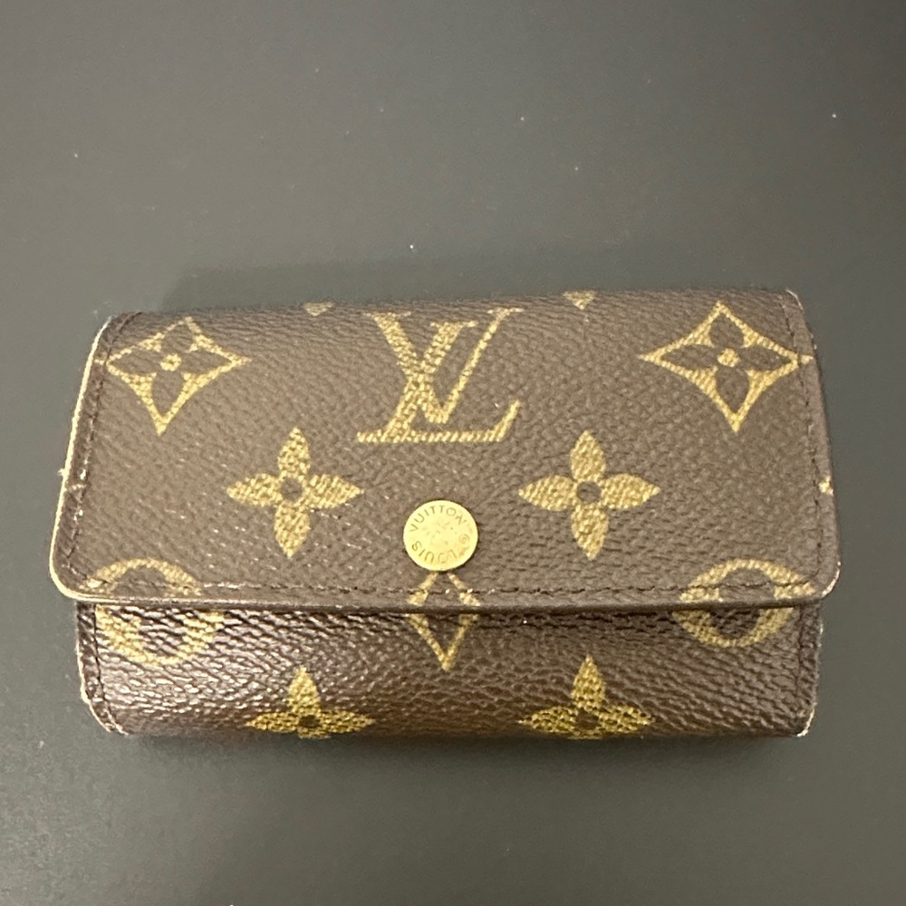 💯% Authentic Louis Vuitton Brown & Gold Monogram Key Holder. Vintage